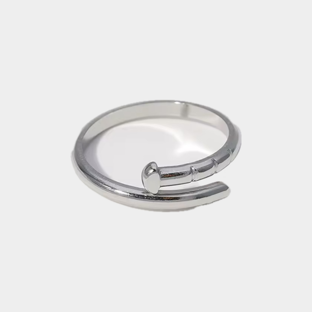 Anillo de clavo plateado
