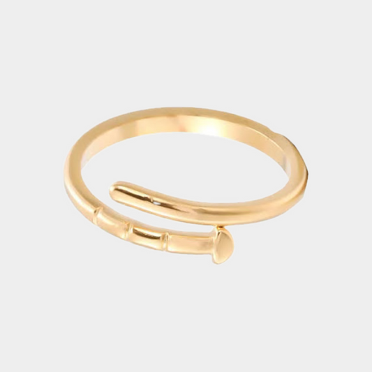 Anillo de clavo dorado